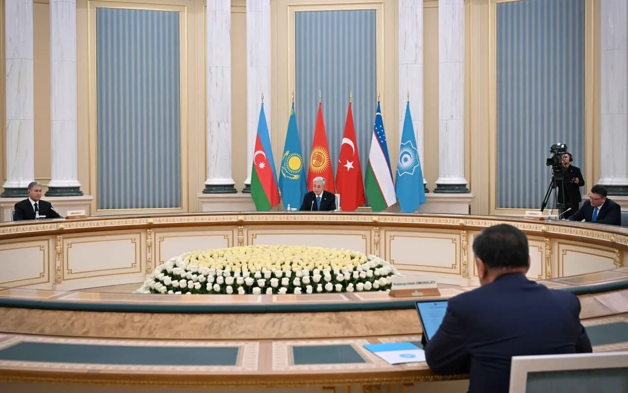 KAZAKİSTAN CUMHURBAŞKANI KASIM CÖMERT TOKAYEV, ÜLKESİNİN EV SAHİPLİĞİ YAPTIĞI TÜRK DEVLETLERİ TEŞKİLATI (TDT) İÇİŞLERİ BAKANLARI 3. TOPLANTISI KAPSAMINDA, KIRGIZİSTAN, TÜRKİYE, ÖZBEKİSTAN VE KAZAKİSTAN İÇİŞLERİ BAKANLARIYLA BİR ARAYA GELDİ.