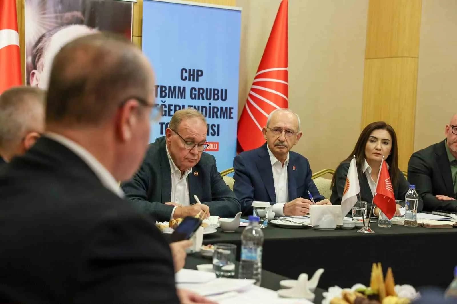 CUMHURİYET HALK PARTİSİ (CHP) GENEL BAŞKANI KEMAL KILIÇDAROĞLU, PARTİSİNİN BOLU ABANT’TA DÜZENLEDİĞİ TBMM GRUBU DEĞERLENDİRME TOPLANTISI KAPSAMINDA İLK OLARAK GRUP YÖNETİM KURULU TOPLANTISINA BAŞKANLIK ETTİ.