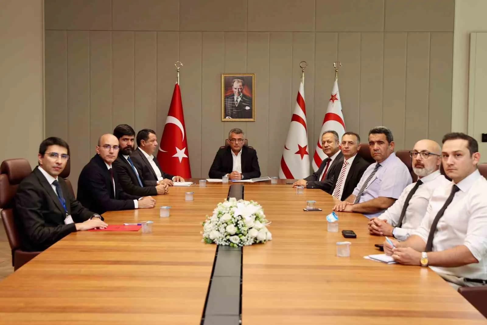 KUZEY KIBRIS TÜRK CUMHURİYETİ (KKTC) CUMHURBAŞKANI TUFAN ERHÜRMAN, GİRNE AÇIKLARINDA MEYDANA GELEN GEMİ FACİASINA İLİŞKİN İNCELEMELERDE BULUNMAK VE ÖN RAPOR HAZIRLAMAK AMACIYLA TÜRKİYE’DEN KKTC’YE GELEN ULAŞTIRMA VE ALTYAPI BAKANLIĞI ULAŞIM EMNİYETİ İNCELEME MERKEZİ BAŞKANLIĞI DENİZ KAZALARI İNCELEME DAİRE BAŞKANI DURALİ İŞLER VE BERABERİNDEKİ HEYETİ KABUL ETTİ.