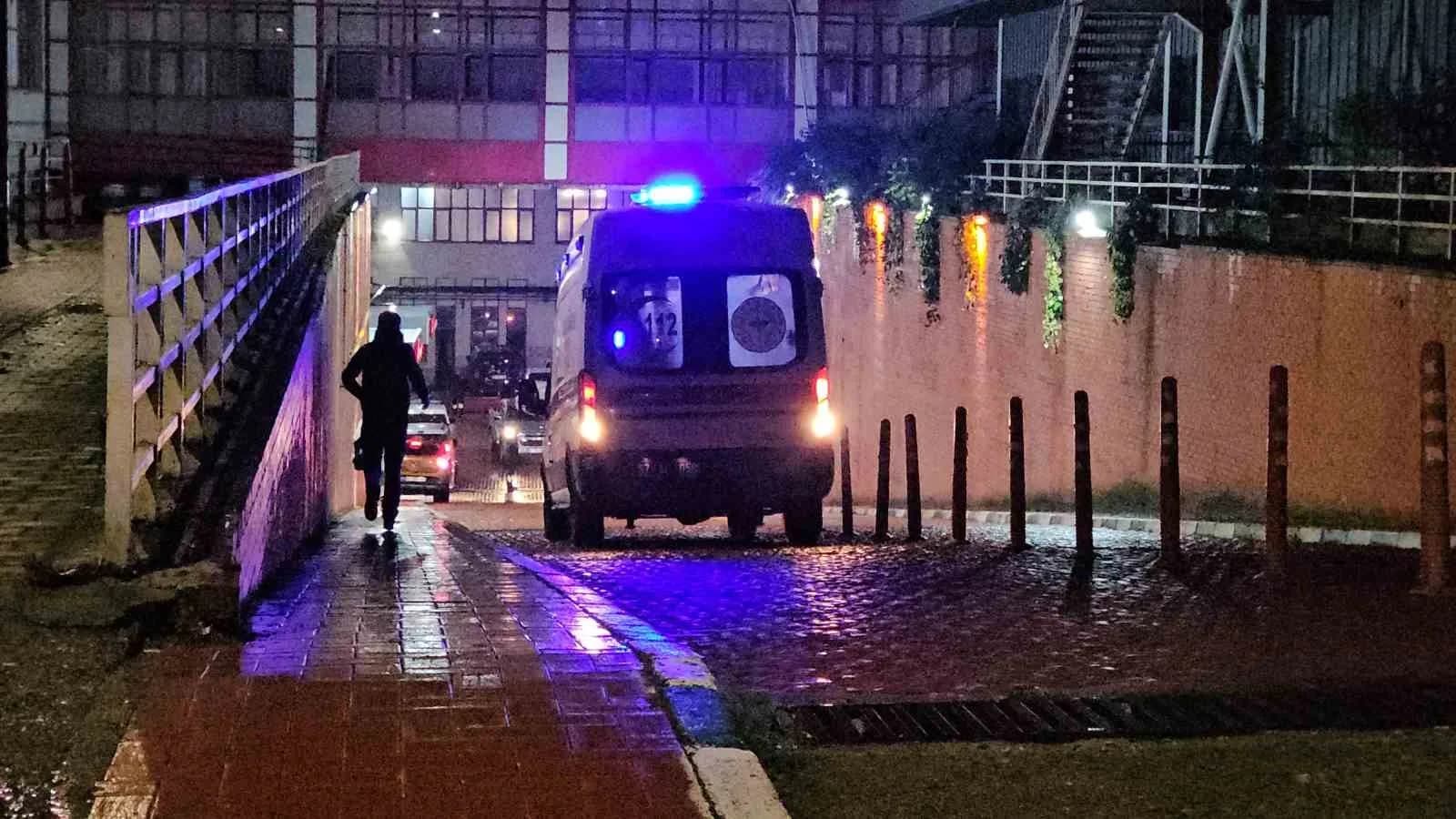 ZONGULDAK’TA TÜRKİYE TAŞKÖMÜRÜ KURUMU (TTK) KOZLU İŞLETMESİNDE TIKANAN KÖMÜR SİLOSUNU TEMİZLEMEK İÇİN İÇERİ GİREN İŞÇİ UFUK DEMİRCİ (27), SİLOYA DÜŞTÜ. ÜZERİNE KÖMÜR GELEN VE BİR SÜRE NEFESSİZ KALAN İŞÇİNİN DURAN KALBİ YAPILAN MÜDAHALEYLE YENİDEN ÇALIŞTIRILDI. YOĞUN BAKIMA ALINAN İŞÇİNİN HASTANEDEKİ TEDAVİSİ SÜRÜYOR.