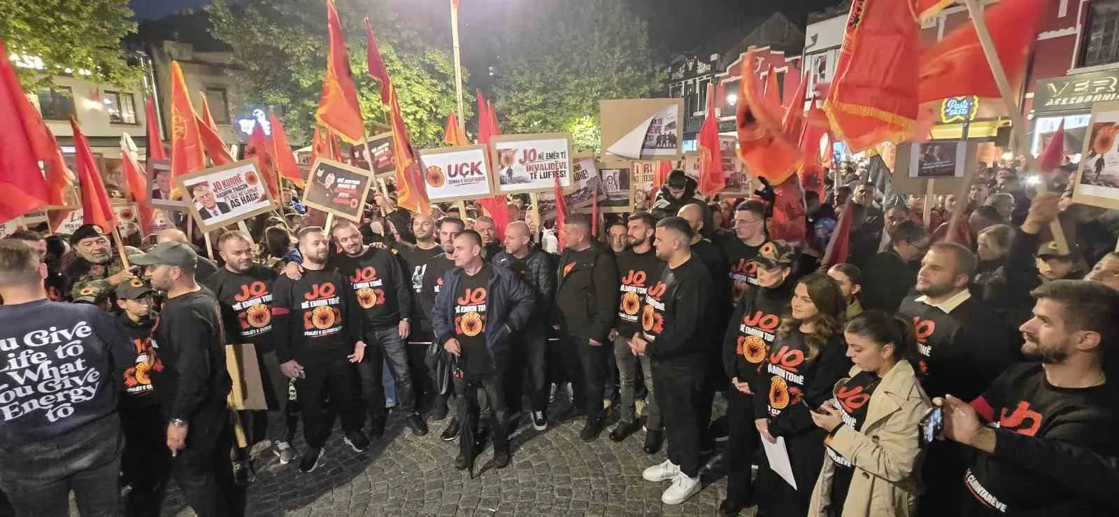 KOSOVA’DA HOLLANDA’NIN LAHEY KENTİNDEKİ KOSOVA ÖZEL MAHKEMESİ’NİN 16 EYLÜL TARİHİNDE ESKİ KOSOVA CUMHURBAŞKANI HAŞİM THAÇİ VE VE ESKİ KOSOVA KURTULUŞ ORDUSU (UÇK) LİDERLERİNE YÖNELİK VERDİĞİ HAPİS CEZASINA KARŞI PROTESTO DÜZENLENDİ.