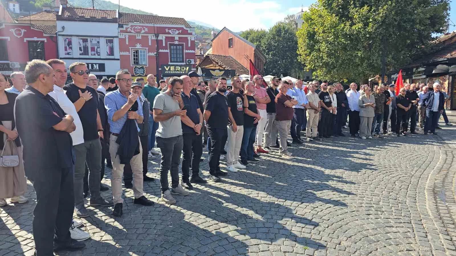 KOSOVA’NIN ESKİ CUMHURBAŞKANI VE KOSOVA KURTULUŞ ORDUSU’NUN SAVAŞ DÖNEMİ LİDERLERİNDEN HAŞİM THAÇİ, LAHEY’DE SAVAŞ SUÇLARINDAN SUÇLU BULUNARAK 25 YIL HAPİS CEZASINA ÇARPTIRILDI. KOSOVALILAR DEV EKRANLARDA TAKİP ETTİ