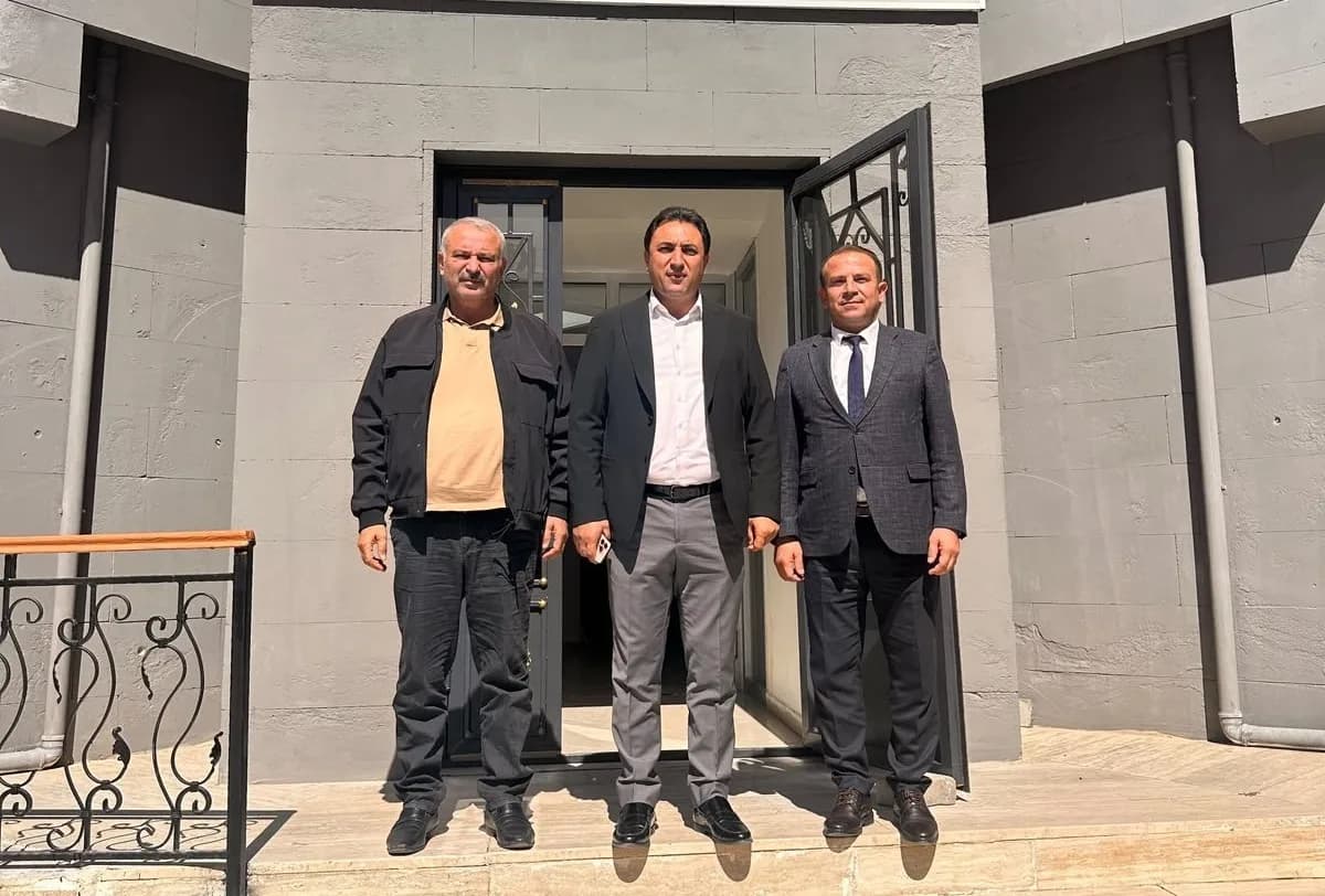 KULUNCAK BELEDİYE BAŞKANI ERHAN CENGİZ (ORTADA) VE AK PARTİ KULUNCAK İLÇE BAŞKANI AHMET BOYRAZ (SOLDA) YENİ EĞİTİM ÖĞRETİM YILININ BAŞLAMASI DOLAYISIYLA İLÇE MİLLÎ EĞİTİM MÜDÜRÜ ALİ ÇETİN’İ (SAĞDA) ZİYARET EDEREK YENİ DÖNEMİN HAYIRLI OLMASINI DİLEDİ.