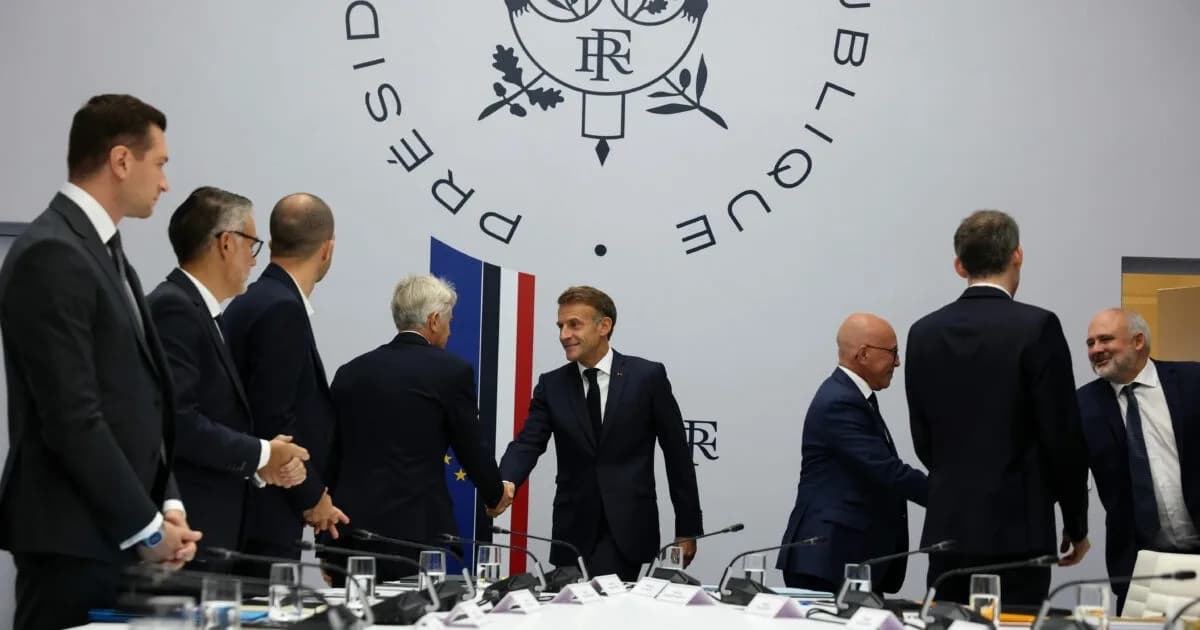 FRANSA CUMHURBAŞKANI EMMANUEL MACRON, ULUSLARARASI GELİŞMELERİN ÜLKENİN GÜVENLİĞİ VE EKONOMİSİ ÜZERİNDEKİ ETKİLERİNİ GÖRÜŞMEK ÜZERE SİYASİ LİDERLERİ CUMHURBAŞKANLIĞI SARAYI'NDA TOPLADI.