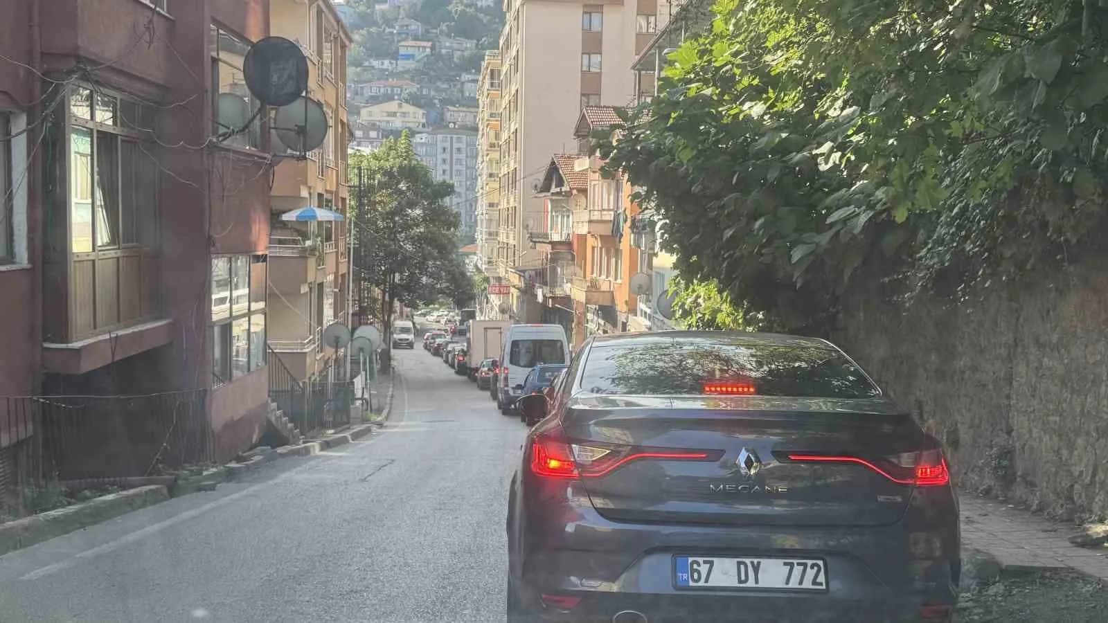 ZONGULDAK(İHA)-ZONGULDAK’TA SOĞUKSU MEVKİSİNDE YAŞANAN YOĞUN TRAFİK, SÜRÜCÜLERE ZOR ANLAR YAŞATTI. TRAFİK NEDENİYLE BÖLGEDE METRELERCE ARAÇ KUYRUĞU OLUŞURKEN, ARAÇLAR UZUN SÜRE İLERLEMEKTE GÜÇLÜK ÇEKTİ.