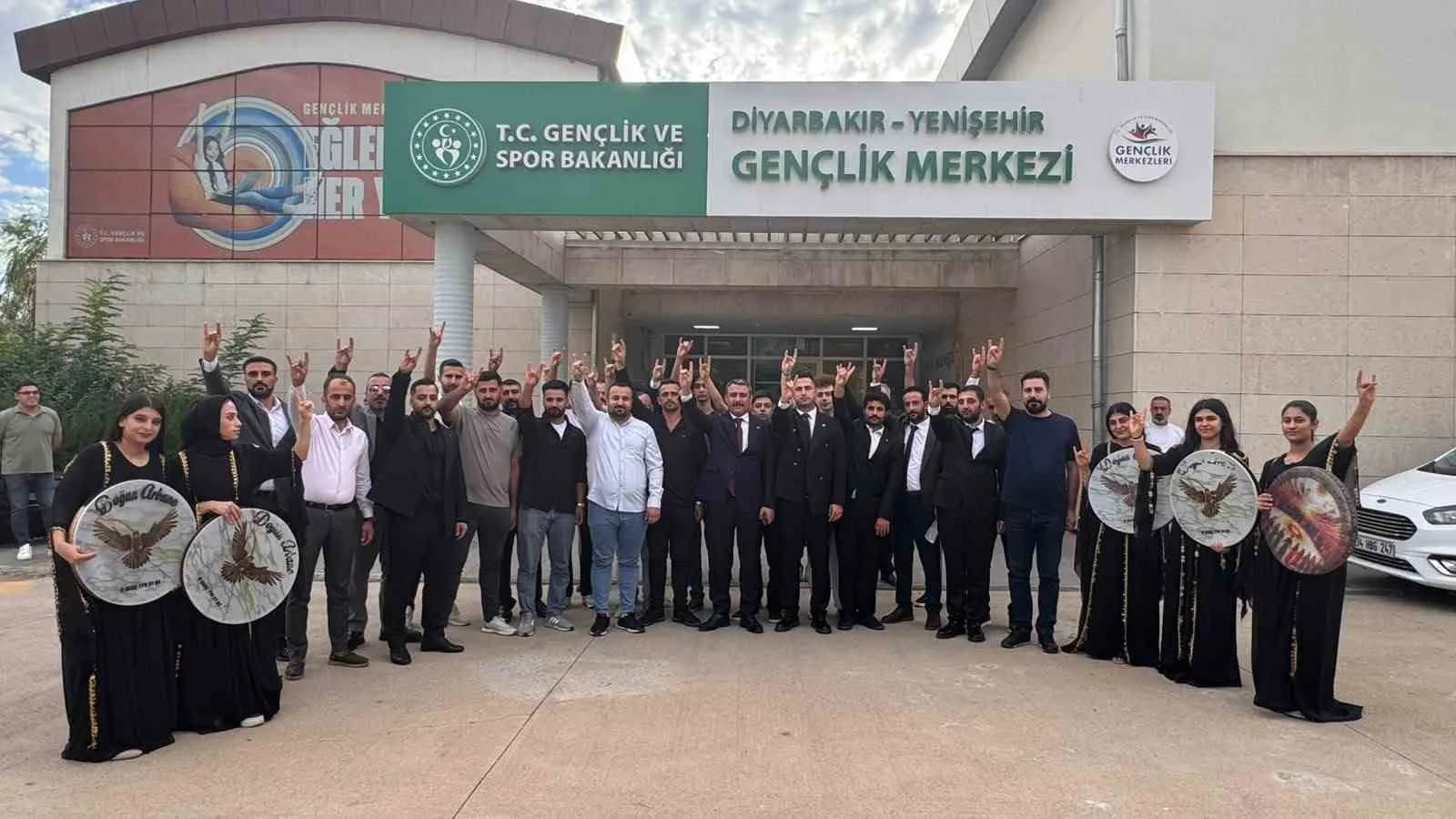 MİLLİYETÇİ HAREKET PARTİSİ (MHP) DİYARBAKIR İL BAŞKANI HASAN ÖZCOŞKUN, BAŞKANLIĞA SEÇİLDİKTEN SONRA SAHALARA İNDİ. GENÇLERLE BİR ARAYA GELEN ÖZCOŞKUN, DİYARBAKIR'IN HUZURUNUN TÜRKİYE'NİN HUZURU OLDUĞUNU BELİRTEREK, "HEDEFİMİZ DİYARBAKIR'DAN MİLLETVEKİLİ ÇIKARMAKTIR" DEDİ.