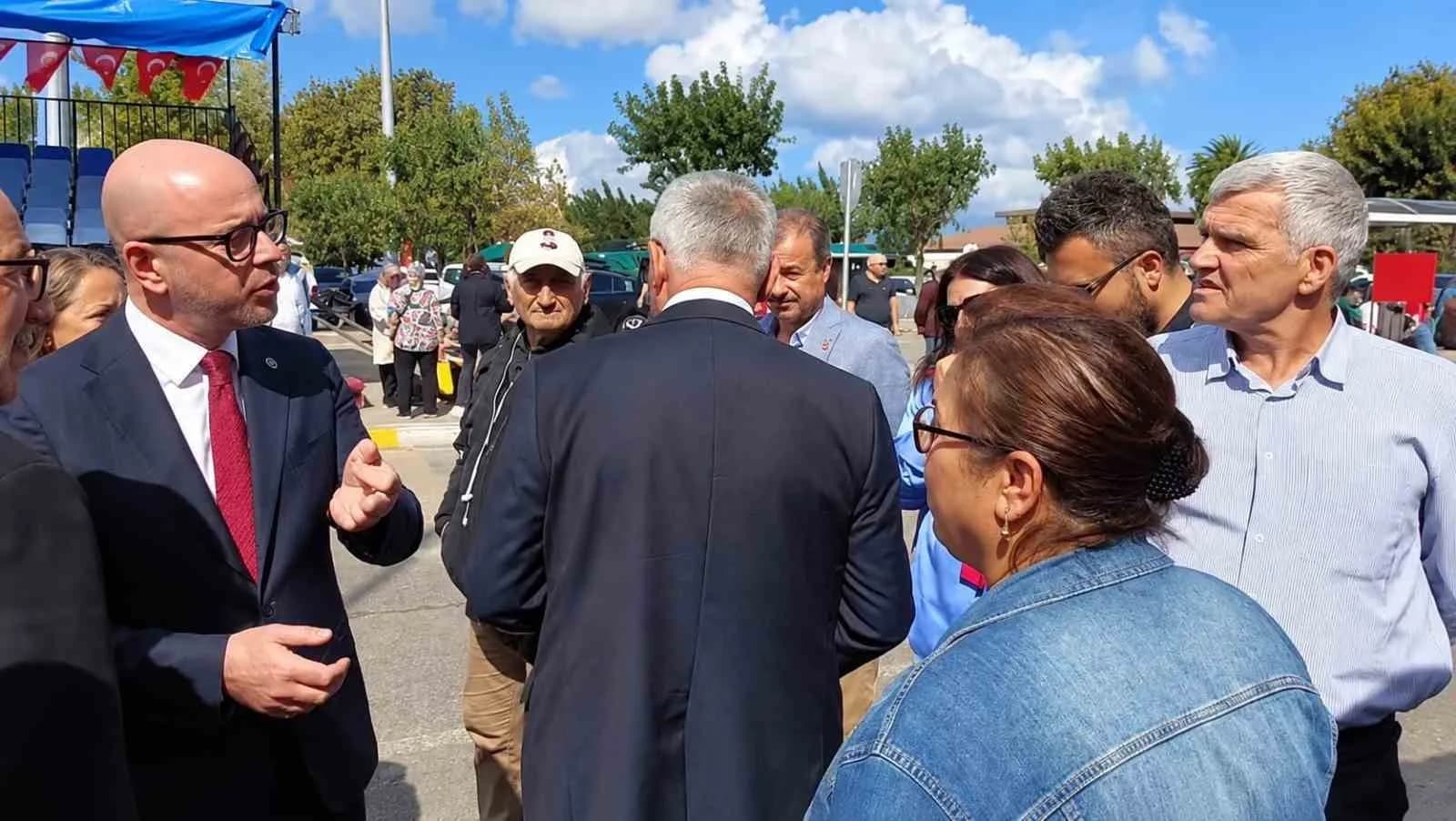 BALIKESİR'İN BANDIRMA İLÇESİNİN DÜŞMAN İŞGALİNDEN KURTULUŞUNUN 104. YIL DÖNÜMÜ KAPSAMINDA DÜZENLENEN ÇELENK SUNMA TÖRENİNİN ARDINDAN, CHP GRUP BAŞKANVEKİLİ SERKAN SARI'YA TEPKİ GÖSTERİLDİ. OLAYIN "BUTLAN" TARTIŞMASI NEDENİYLE YAŞANDIĞI İLERİ SÜRÜLDÜ.