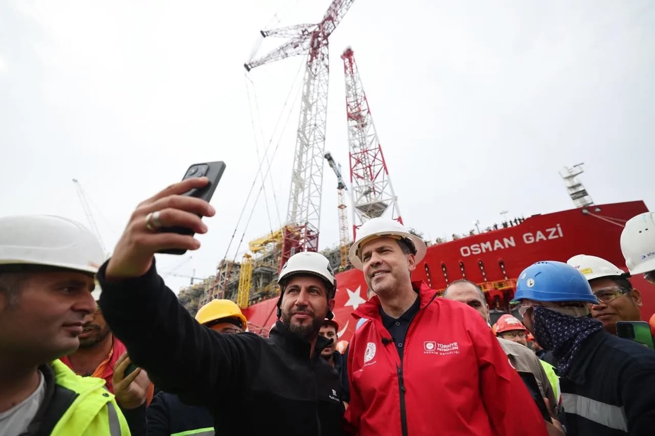 ENERJİ VE TABİİ KAYNAKLAR BAKANI ALPARSLAN BAYRAKTAR, OSMAN GAZİ YÜZER ÜRETİM PLATFORMU’NU EKİM AYININ SONUNA DOĞRU KARADENİZ'DEKİ GÖREV YERİNE UĞURLAYACAKLARINI AÇIKLADI.