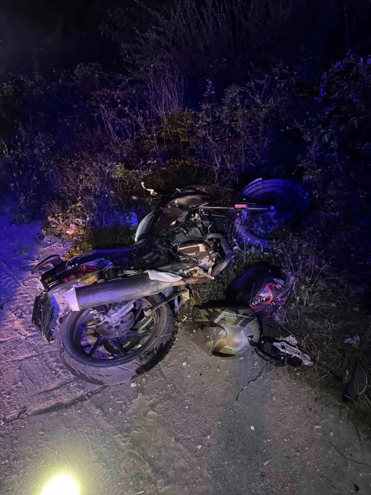 ZONGULDAK (İHA) - ZONGULDAK’IN ALAPLI İLÇESİNDE OTOMOBİL İLE MOTOSİKLETİN KAFA KAFAYA ÇARPIŞMASI SONUCU MEYDANA GELEN TRAFİK KAZASINDA 2 KİŞİ YARALANDI. KAZADA OTOMOBİL SÜRÜCÜSÜNÜN 220 PROMİL ALKOLLÜ OLDUĞU BELİRLENDİ.