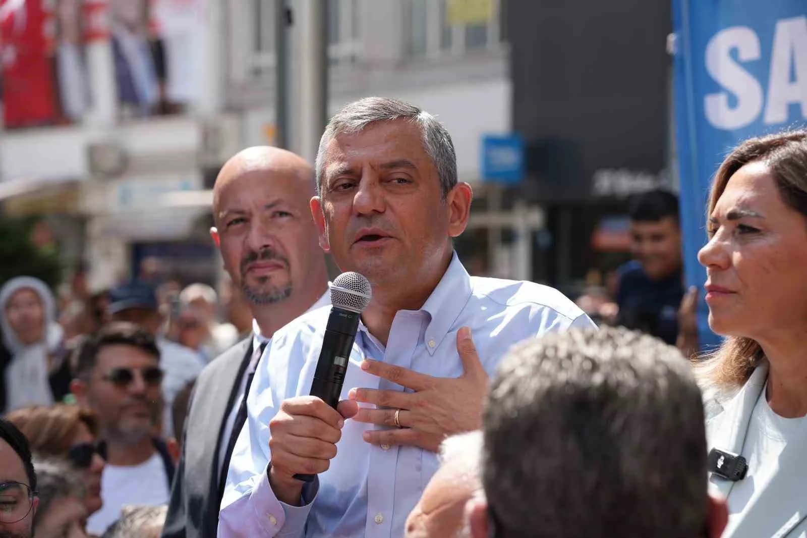 ÖZGÜR ÖZEL, ÇORLU’DAKİ HALK BULUŞMASINDA KONUŞMA YAPTI. ÖZEL'E TEKİRDAĞ BÜYÜKŞEHİR BELEDİYE BAŞKANI CANDAN YÜCEER EŞLİK ETTİ.