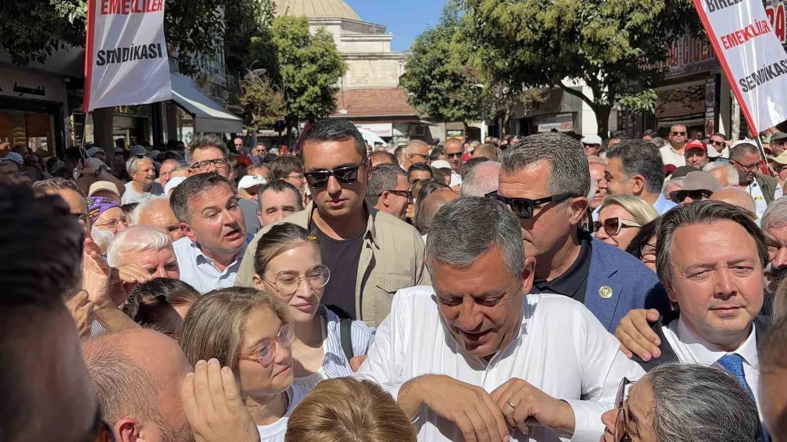 BİR DİZİ PROGRAMLAR İÇİN KIRKLARELİ'NE GELEN YENİ PARTİ GENEL BAŞKANI ÖZGÜR ÖZEL, ESNAF İLE BİR ARAYA GELDİ.