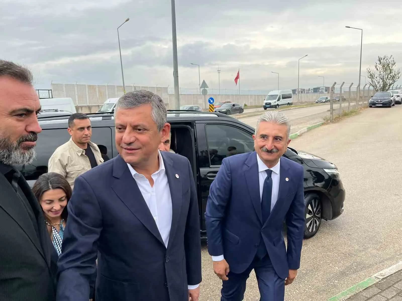 ÖZGÜR ÖZEL VE YENİ PARTİ HEYETİ, TUTUKLANAN MUSTAFA BOZBEY’İ CEZAEVİNDE ZİYARET ETTİ