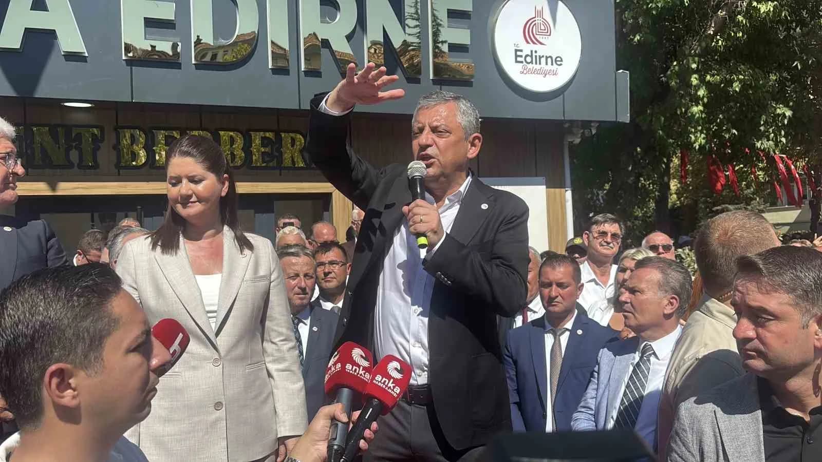 ÖZGÜR ÖZEL, EDİRNE'DE YAPTIĞI KONUŞMADA YENİ PARTİ'NİN İKTİDARA GELMESİ HALİNDE HAYATA GEÇİRİLECEK ÇALIŞMALARDAN SÖZ EDERKEN, "CHP İKTİDARINDA GÖRÜLMEMİŞ İŞLER GÖRECEK HERKES. HER ŞEYİ YAPACAĞIZ. KREŞLER, YURTLAR VE MİLLETİN İHTİYACI NE İSE YAPACAĞIZ" İFADELERİNİ KULLANDI.