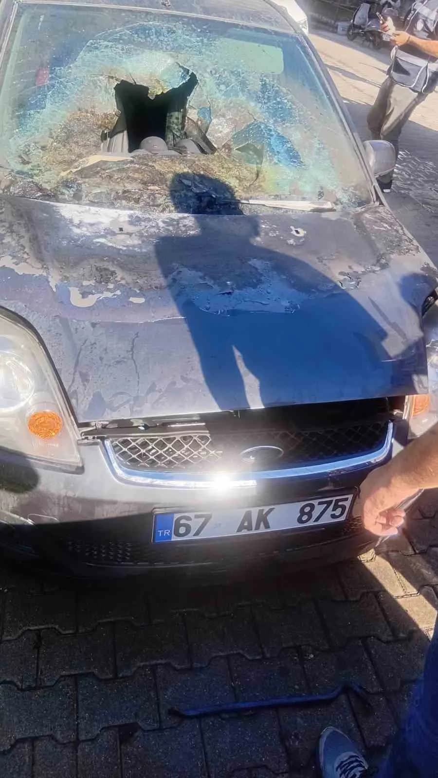 ZONGULDAK(İHA)-ZONGULDAK’TA KAPUZ CADDESİ ÜZERİNDE PARK HALİNDEKİ OTOMOBİL YANGINDA KULLANILMAZ HALE GELDİ.