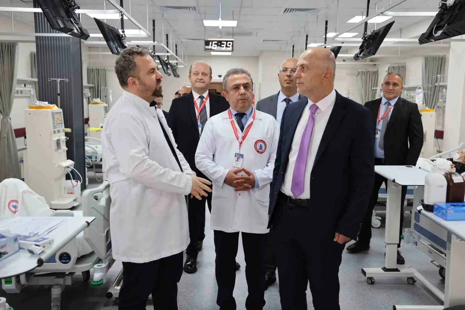 ZONGULDAK BÜLENT ECEVİT ÜNİVERSİTESİ (BEUN) REKTÖRÜ PROF. DR. AHMET ULUSOY, BEUN HASTANESİNİ ZİYARET EDEREK YÜRÜTÜLEN YENİLEME VE SAĞLIK HİZMETİ ÇALIŞMALARINI YERİNDE İNCELEYİP GÖREV BAŞINDAKİ SAĞLIK PERSONELİNE BAŞARI VE KOLAYLIKLAR DİLEDİ.