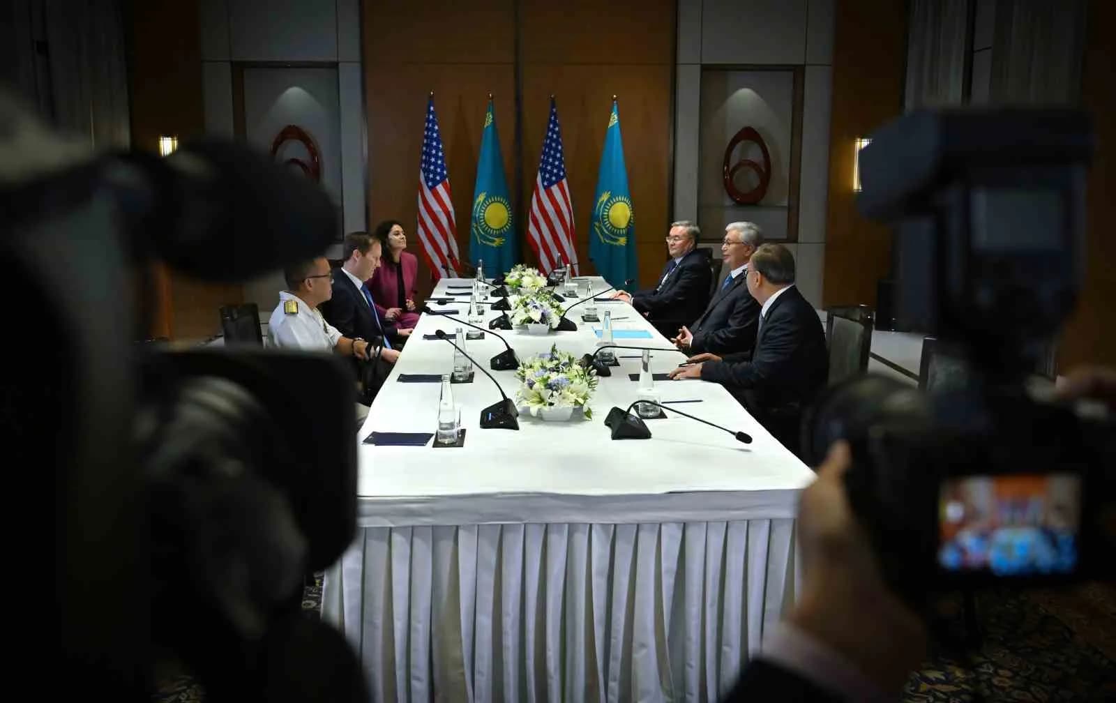 KAZAKİSTAN CUMHURBAŞKANI KASIM CÖMERT TOKAYEV, HİNDİSTAN’IN BAŞKENTİ YENİ DELHİ'DE DÜZENLENEN 18. BRICS ZİRVESİ KAPSAMINDA ABD’NİN GÜNEY VE ORTA ASYA ÖZEL TEMSİLCİSİ SERGİO GOR İLE GÖRÜŞEREK, BAŞKAN DONALD TRUMP’I ÜLKESİNE DAVET ETTİ.