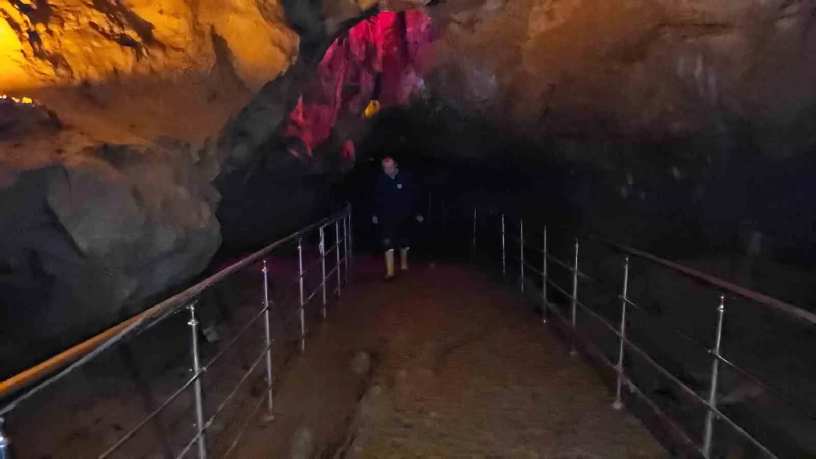 ZONGULDAK’TA ETKİLİ OLAN YAĞIŞLAR SONRASI İÇERİSİNDEKİ DERENİN YÜKSELMESİ SEBEBİYLE ÇAMUR VE SU İLE DOLAN GÖKGÖL MAĞARASI’NDA TEMİZLİK ÇALIŞMASI BAŞLATILDI.