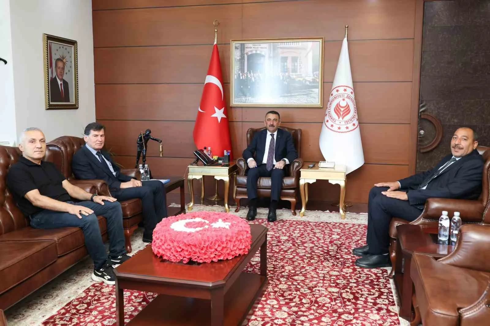 ZONGULDAK VALİSİ OSMAN HACIBEKTAŞOĞLU, AİLE VE SOSYAL HİZMETLER İL MÜDÜRLÜĞÜ İLE ROMAN VATANDAŞLARA YÖNELİK YÜRÜTÜLEN FAALİYETLER HAKKINDA BİLGİ ALDI.