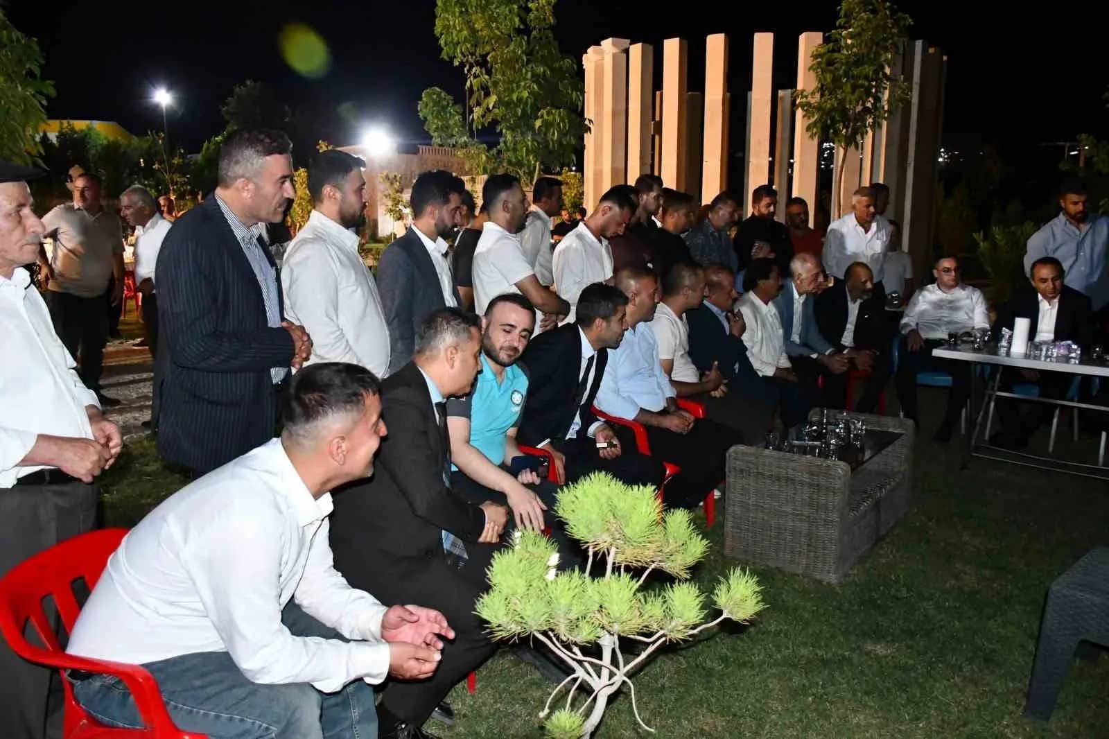 AK PARTİ ŞIRNAK MİLLETVEKİLİ ARSLAN TATAR, SİLOPİ İLÇESİNDE MAHALLE VE KÖY MUHTARLARIYLA BİR ARAYA GELEREK İLÇENİN SORUNLARINI, ÖNCELİKLİ İHTİYAÇLARINI VE ÇÖZÜM BEKLEYEN KONULARI MASAYA YATIRDI.