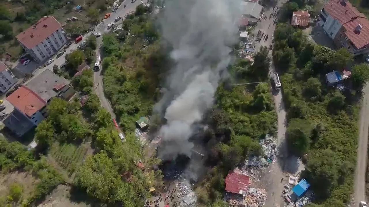 ZONGULDAK'IN DEVREK İLÇESİNDE ÇEVREYE YAYILAN ATIKLARIN ALEV ALMASI SONUCU ÇIKAN ÇÖP YANGINI İLÇEDE HAREKETLİ ANLAR YAŞATTI. EKİPLER YANGINI SÖNDÜRÜRKEN O ANLAR HAVADAN GÖRÜNTÜLENDİ.