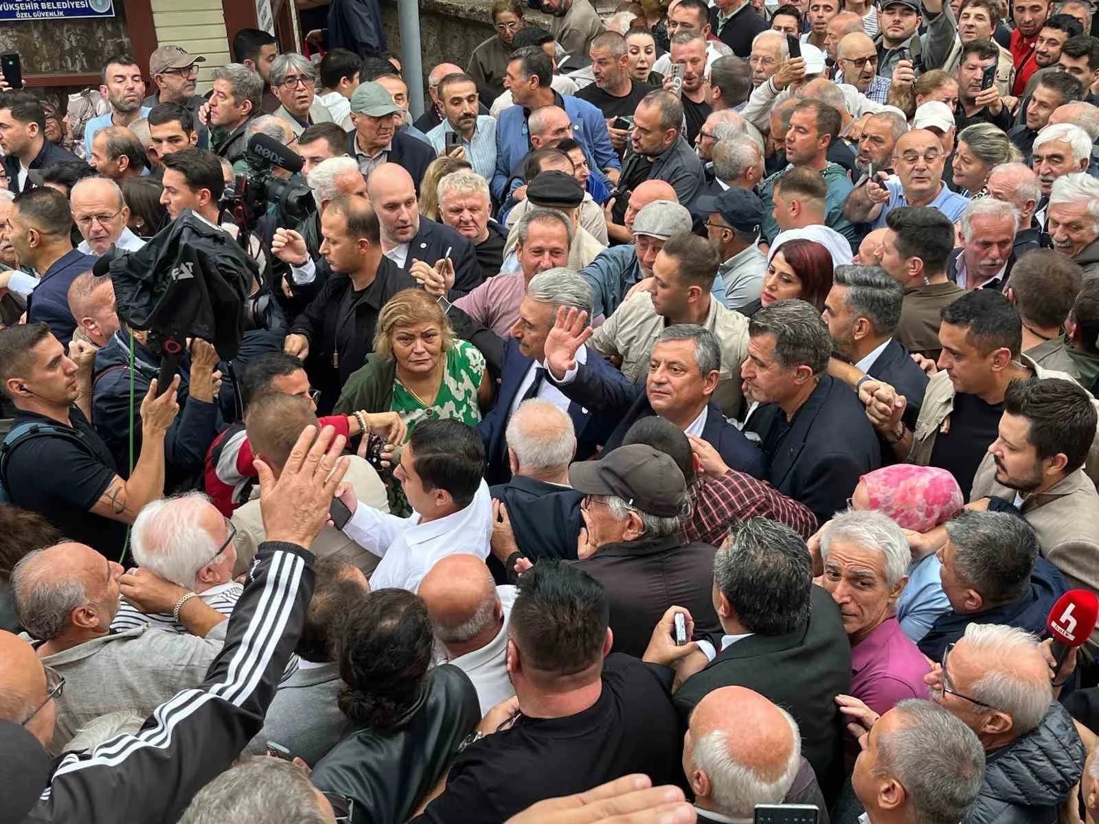YENİ PARTİ GENEL BAŞKANI ÖZGÜR ÖZEL, BURSA’DAKİ TEMASLARI KAPSAMINDA CUMA NAMAZI ÇIKIŞI AÇIKLAMALARDA BULUNDU.