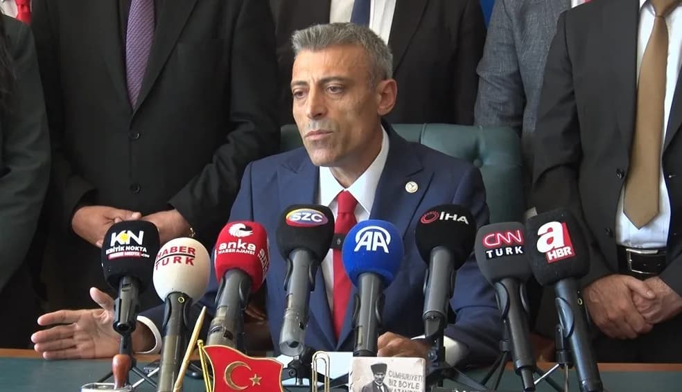 YENİLİK PARTİSİ GENEL BAŞKANI ÖZTÜRK YILMAZ, YENİ PARTİ İLE YAŞANAN İSİM SORUNUNA İLİŞKİN ÇÖZÜM İÇİN 3 EKİM'E KADAR SÜRE TANIDIKLARINI AÇIKLADI.