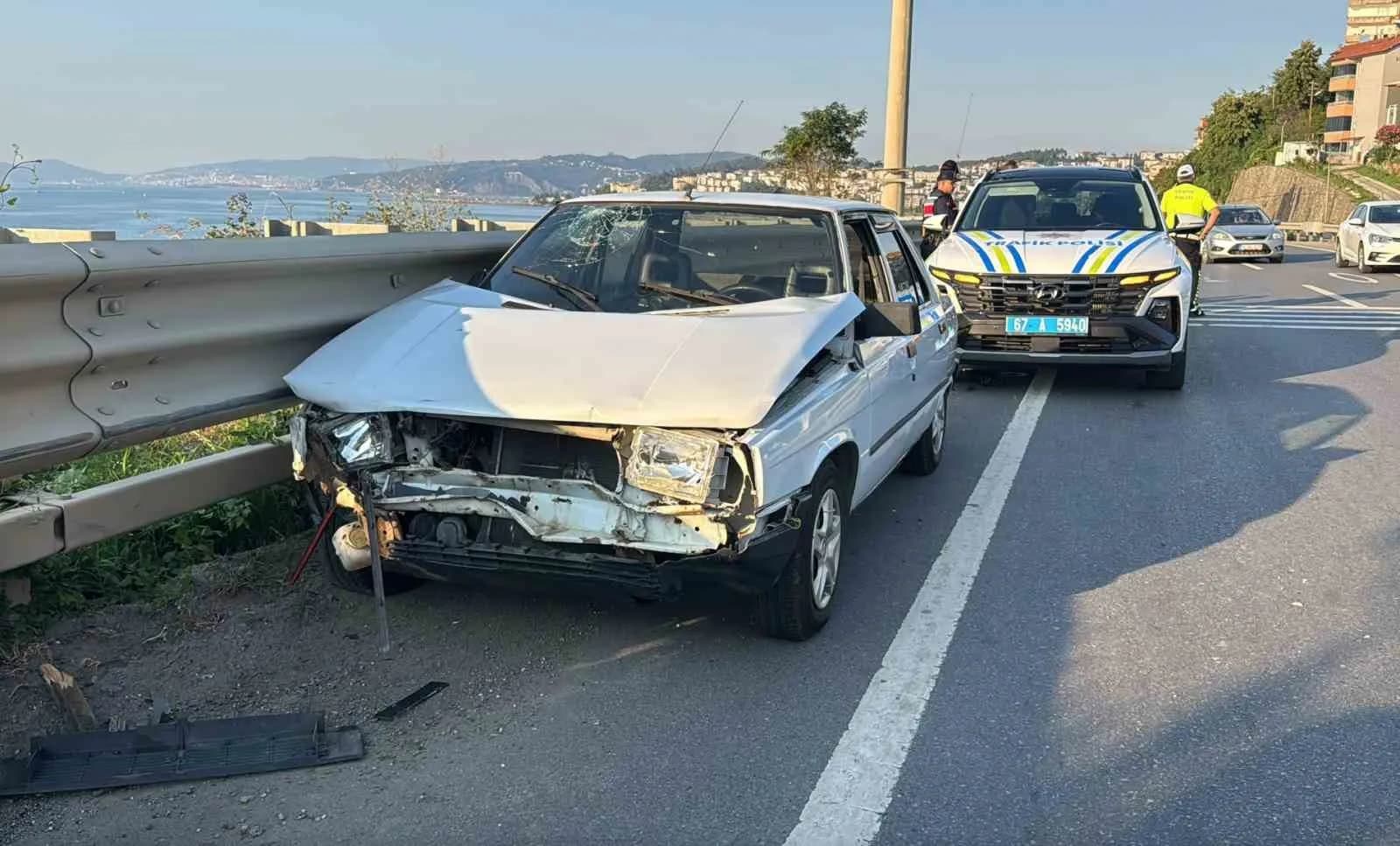 ZONGULDAK'IN ALAPLI İLÇESİNDE YOLA FIRLAYAN KÖPEĞE ÇARPMAMAK İÇİN FREN YAPAN OTOMOBİLE ARKADAN BAŞKA BİR ARACIN ÇARPMASI SONUCU MEYDANA GELEN KAZADA 5 KİŞİ YARALANDI.