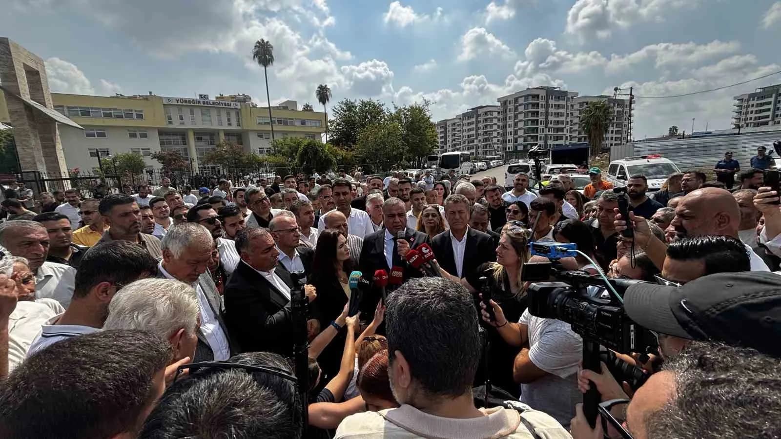 ADANA’DA YÜREĞİR BELEDİYESİ’NDE BAŞKAN VEKİLLİĞİ GÖREVİNE AK PARTİ’NİN ADAYI TARIK ÖZÜNAL’IN GETİRİLMESİNİN ARDINDAN KARARA TEPKİ GÖSTEREN PARTİLİLER, BELEDİYE BİNASI ÖNÜNDE BASIN AÇIKLAMASI YAPTI.