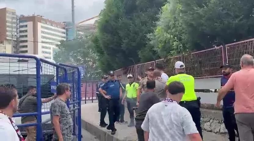 TFF 3. LİG'DEKİ ZONGULDAKSPOR VE KARABÜK İDMANYURDU SPOR KARŞILAŞMASI ÖNCESİ STADYUM ÇEVRESİNDE İKİ TAKIM TARAFTARLARI ARASINDA ARBEDE YAŞANDI.
