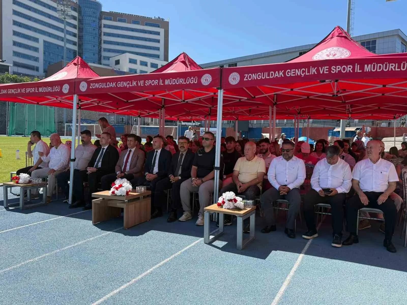 ZONGULDAK GENÇLİK VE SPOR İL MÜDÜRLÜĞÜ GENÇLİK HİZMETLERİ TARAFINDAN MERKEZ VE İLÇE GENÇLİK MERKEZLERİNİN KATILIMIYLA DÜZENLENEN GSB GENÇLİK YAZ KULÜBÜ KAPANIŞ ŞENLİĞİ, KARAELMAS KEMAL KÖKSAL STADYUMU’NDA GERÇEKLEŞTİRİLDİ.