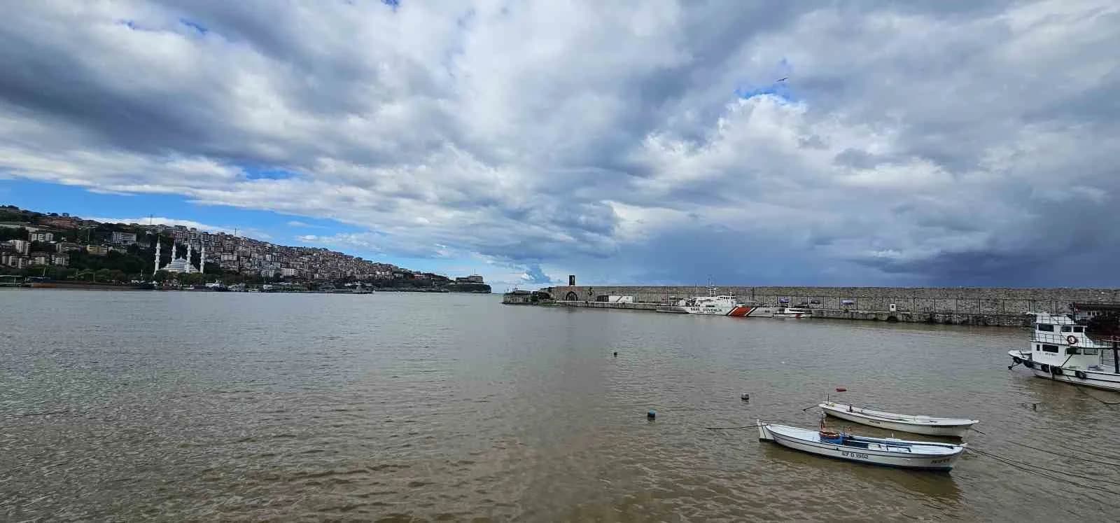 ZONGULDAK'TA ETKİLİ OLAN SAĞANAK YAĞIŞIN ARDINDAN TAŞKIN SULARININ TAŞIDIĞI ÇAMUR VE ATIKLAR LİMAN BÖLGESİNİ SARIYA BOYADI.