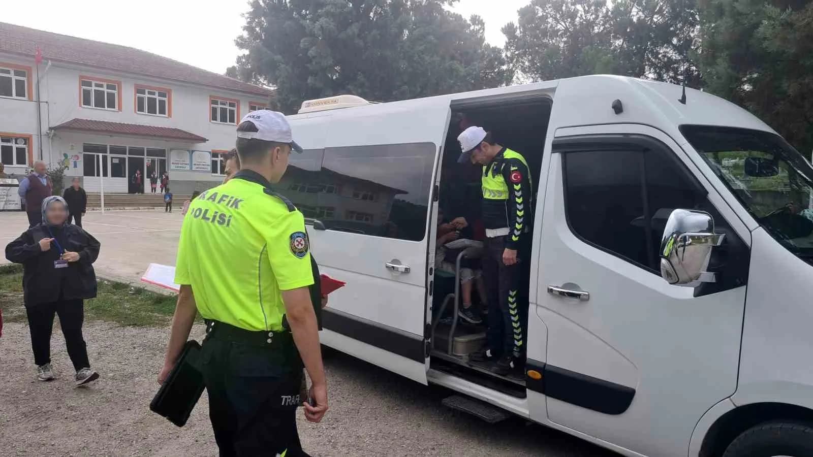 ZONGULDAK'TA OKUL SERVİS ARAÇLARINA YÖNELİK DENETİM FAALİYETLERİ HIZ KESMEDEN DEVAM EDİYOR