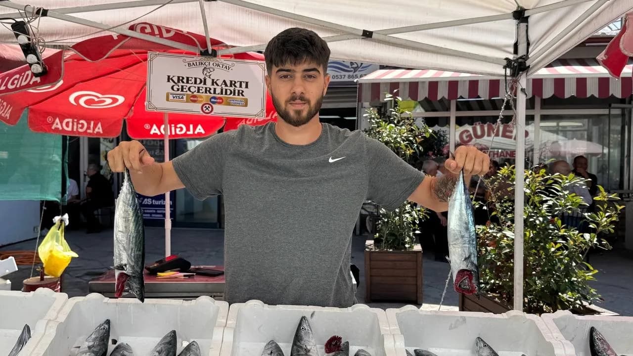 PALAMUTTAKİ BOLLUĞUN HEM KENDİLERİNİ HEM DE VATANDAŞI MEMNUN ETTİĞİNİ BELİRTEN BALIKÇI ESNAFI BATUHAN ERTÜRK, TEZGAHA İNEN BALIKLARIN GRAMAJLARINA DA DİKKAT ÇEKTİ.