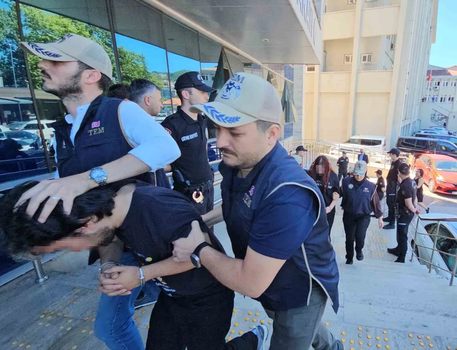 ZONGULDAK'TA POLİS EKİPLERİNCE YASA DIŞI TERÖR ÖRGÜTLERİNE YÖNELİK DÜZENLENEN OPERASYONDA TUTUKLANAN 3'Ü TUTUKLU 4 ÜNİVERSİTE ÖĞRENCİSİ HAKİM KARŞISINA ÇIKTI. VERİLEN ARA KARARDA 2 SANIĞIN TAHLİYESİNE KARAR VERİLDİ.