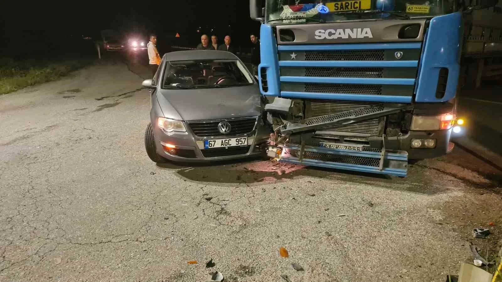 ZONGULDAK'IN ÇAYCUMA İLÇESİNDE, ANA YOLA ÇIKIŞ YAPMAKTA OLAN BİR TIR İLE SEYİR HALİNDEKİ OTOMOBİL KAVŞAK NOKTASINDA BÜYÜK BİR ŞİDDETLE ÇARPIŞTI.