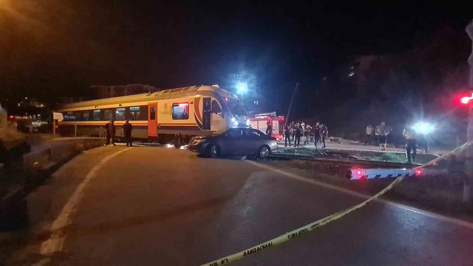 ZONGULDAK’TA BİR YOLCU TRENİ HEMZEMİN GEÇİTTEN GEÇMEYE ÇALIŞAN OTOMOBİLLE ÇARPIŞTI. KAZADA ARAÇTA BULUNAN 5 KİŞİ YARALANDI.