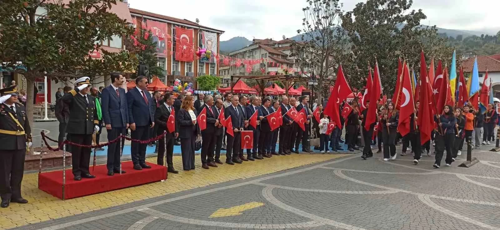 CUMHURİYET BAYRAMI PROTOKOL TARAFINDAN DAVETLİLERİN BAYRAMLARINI KUTLAMASI İLE BAŞLANDI