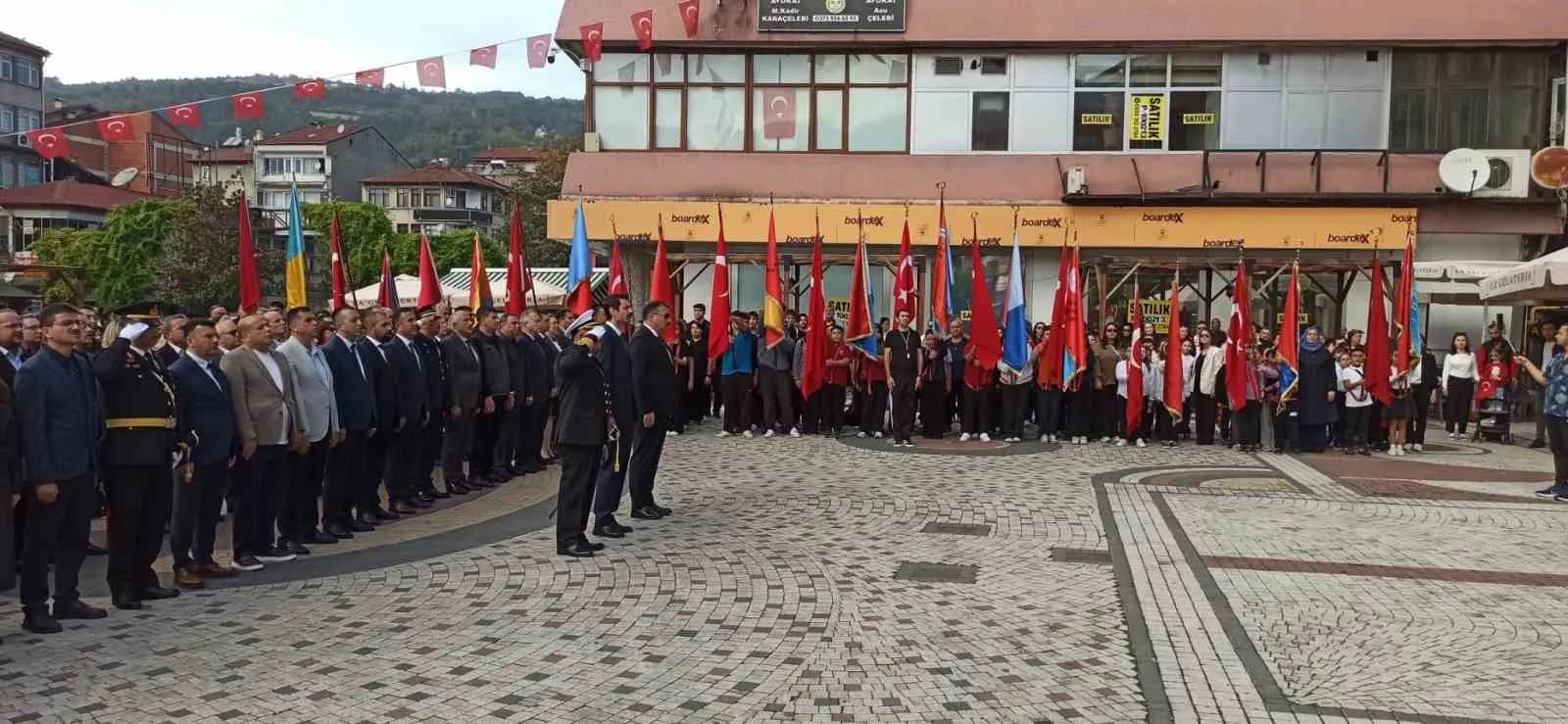 29 EKİM CUMHURİYEWT BAYRAMI ETKİNLİKLERİNE ÇELENK SUNUMU İLE BAŞLANDI