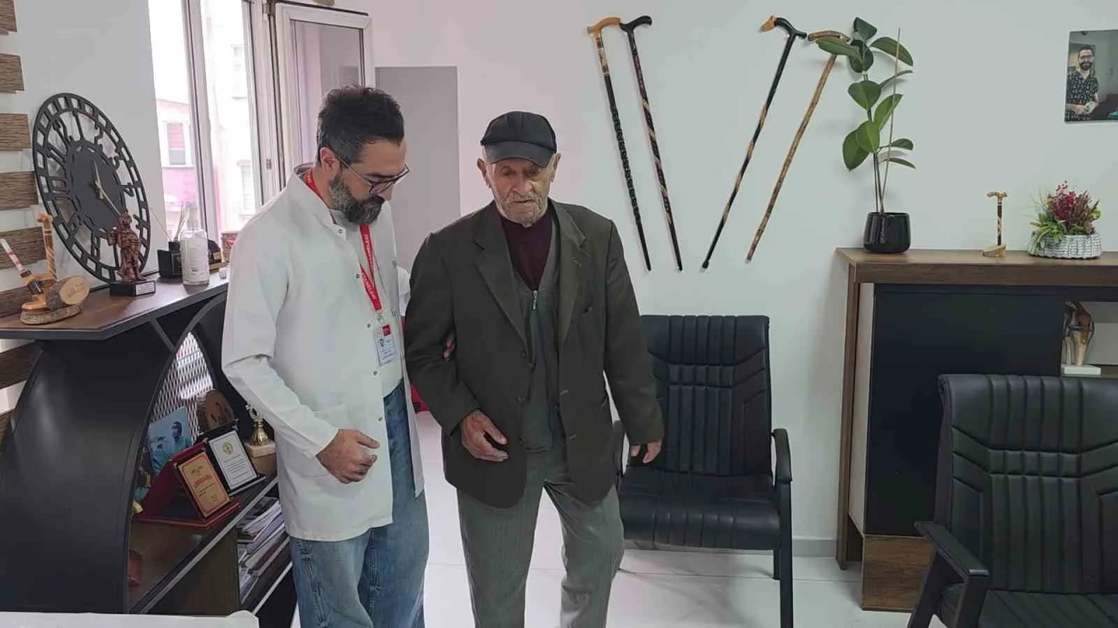 AYAĞINDAKİ YARA NEDENİYLE ÇEŞİTLİ SAĞLIK KURULUŞLARINA BAŞVURAN ÜSTÜNKUL, OP. DR. VOLKAN TUTUŞ’A BAŞVURDU.