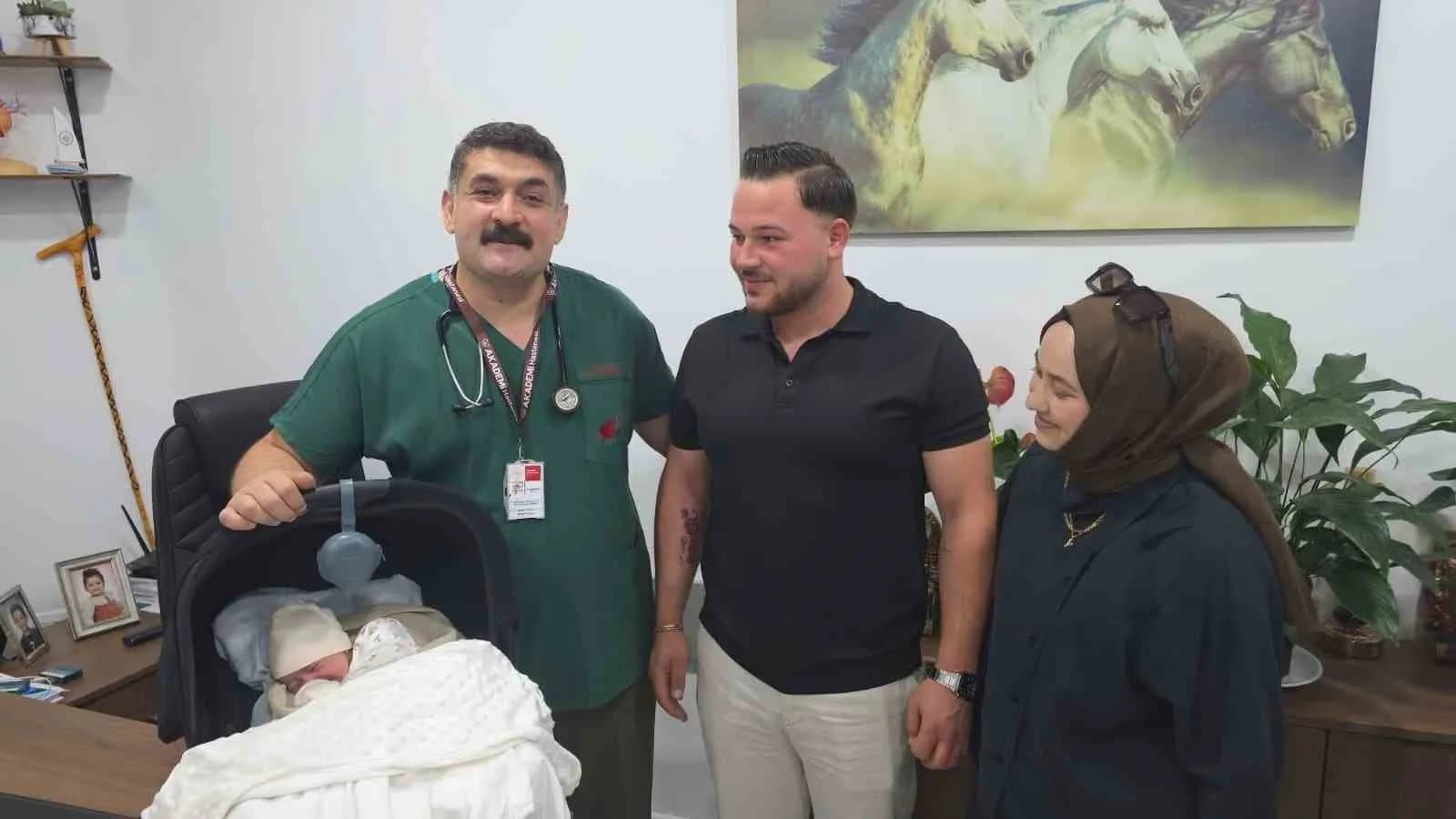 DOĞUMUN ARDINDAN BEBEĞİN İLK KONTROLLERİ İÇİN HASTANEYE GELEN AİLE, PROF. DR. YAMAN’I ZİYARET ETTİ.