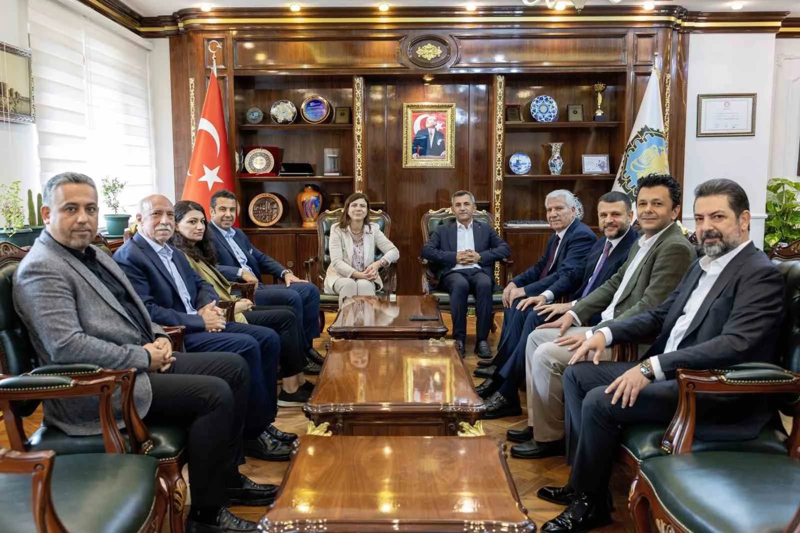 AK PARTİ DİYARBAKIR İL BAŞKANI HAMİT SÜMER VE BERABERİNDEKİ HEYET, DİYARBAKIR BÜYÜKŞEHİR BELEDİYESİ EŞBAŞKANLARI SERRA BUCAK VE EMİN AY’A NEZAKET ZİYARETİNDE BULUNDU.