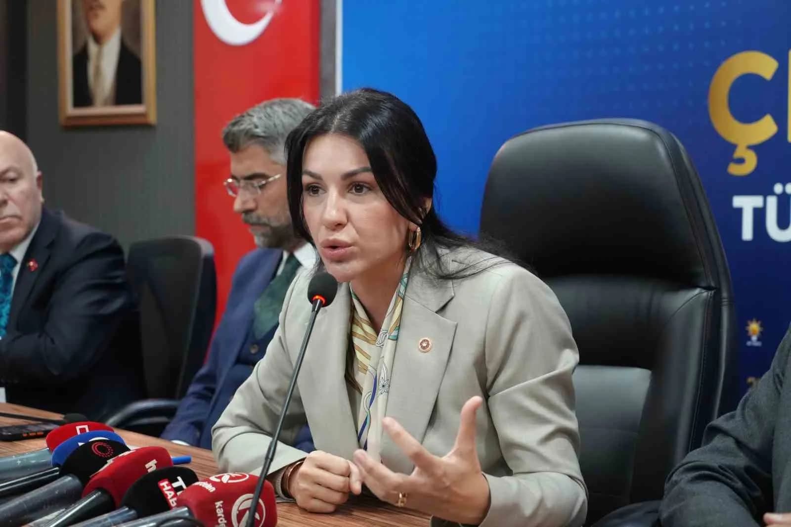 AK PARTİ GENEL BAŞKAN YARDIMCISI VE ÇEVRE VE ŞEHİRCİLİK POLİTİKALARI BAŞKANI NİLHAN AYAN, AK PARTİ ERZURUM İL BAŞKANLIĞI’NDA BASIN MENSUPLARINA AÇIKLAMALARDA BULUNDU.