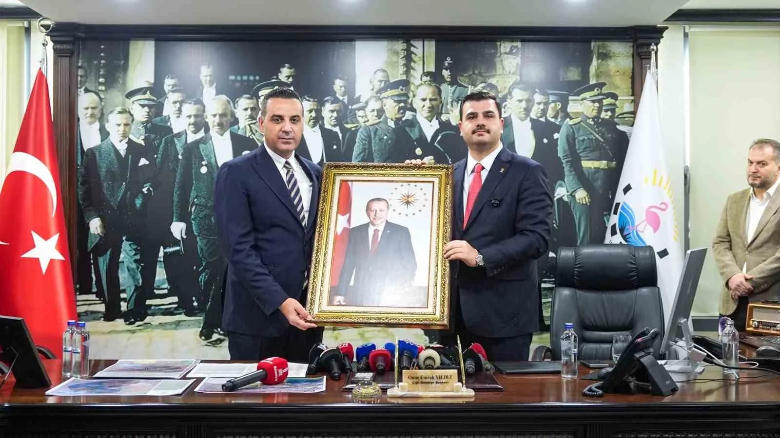 EYYÜP KADİR İNAN, BELEDİYE BAŞKANI ONUR EMRAH YILDIZ’A CUMHURBAŞKANI VE AK PARTİ GENEL BAŞKANI RECEP TAYYİP ERDOĞAN’IN PORTRESİNİ HEDİYE ETTİ.