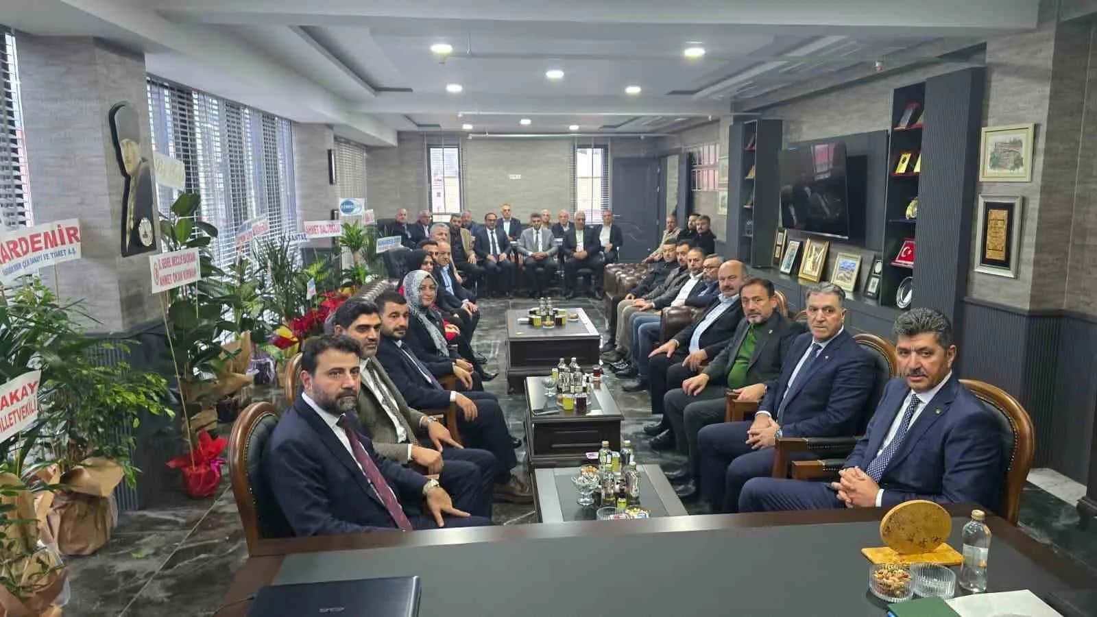 AK PARTİ KARABÜK MİLLETVEKİLLERİ CEM ŞAHİN VE ALİ KESKİNKILIÇ, AK PARTİ İL BAŞKANI FERHAT SALT, KARABÜK İL ÖZEL İDARE BAŞKANI AHMET KİRMAN VE PARTİLİLER, KARABÜK TİCARET VE SANAYİ ODASI (KTSO) YENİ YÖNETİMİNE "HAYIRLI OLSUN" ZİYARETİNDE BULUNDU.