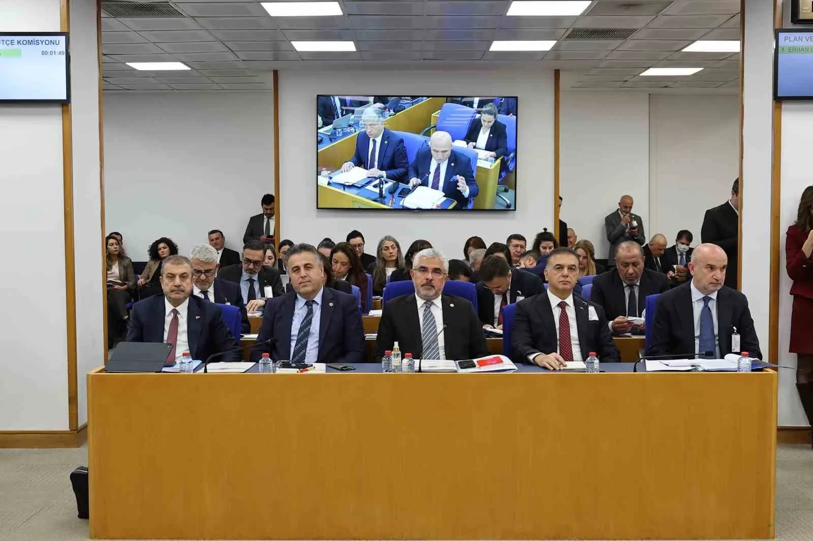 HAZİNE VE MALİYE BAKAN YARDIMCISI İSMAİL HATİPOĞLU, AK PARTİ SAMSUN MİLLETVEKİLİ ERSAN AKSU, SERMAYE PİYASASI KURULU (SPK) İKİNCİ BAŞKANI AHMET AKSU, MASAK BAŞKANI HASAN KAYMAK VE TAKASBANK GENEL MÜDÜRÜ YUNUS ARINCI, MİLLETVEKİLLERİNİN SORULARINI YANITLADI.
