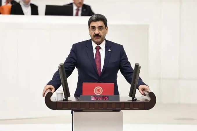 AK PARTİ SİVAS MİLLETVEKİLİ HAKAN AKSU, MAHALLE VE KÖYLERİN İHTİYAÇLARININ KARŞILANMASINDA ÖNEMLİ ROL ÜSTLENEN MUHTARLARIN GÜNÜNÜ KUTLADI.