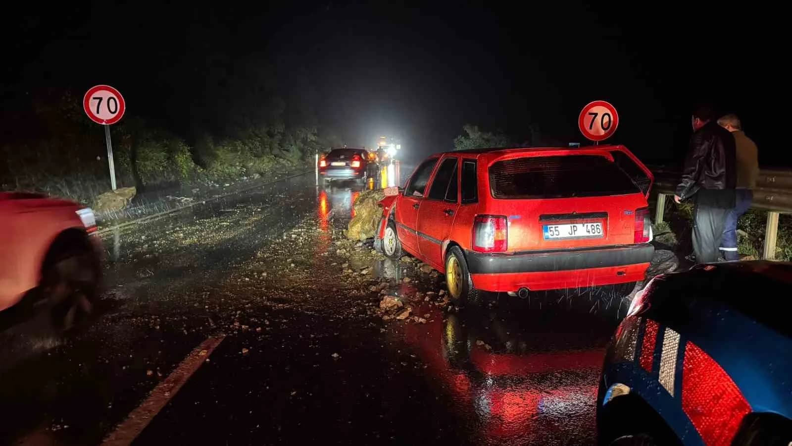 ZONGULDAK’IN ALAPLI İLÇESİNDE ETKİLİ OLAN YAĞIŞIN ARDINDAN YAMAÇTAN KOPAN KAYA PARÇALARI, SEYİR HALİNDEKİ İKİ OTOMOBİLE ZARAR VERDİ. SÜRÜCÜLERİN YARA ALMADAN KURTULDUĞU OLAYDA, KARA YOLUNDA ULAŞIM BİR SÜRE TEK ŞERİTTEN SAĞLANDI.