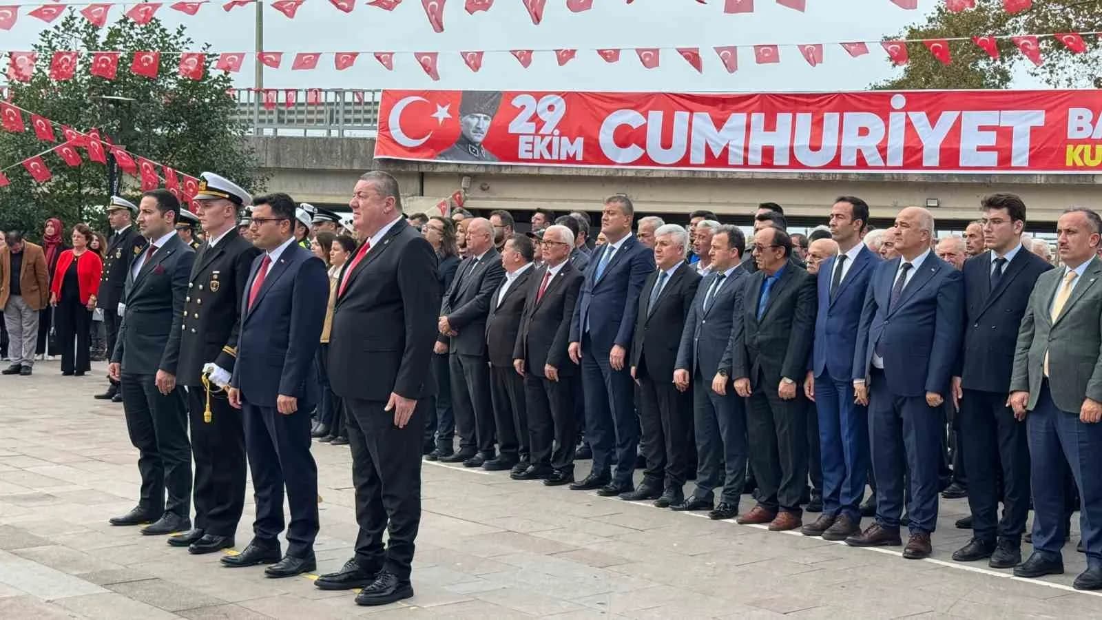 ZONGULDAK (İHA) - ZONGULDAK’IN ALAPLI İLÇESİNDE, CUMHURİYET’İN KURULUŞUNUN 103. YIL DÖNÜMÜ DOLAYISIYLA ATATÜRK ANITI ÖNÜNDE ÇELENK SUNMA TÖRENİ DÜZENLENDİ. TÖRENE İLÇE PROTOKOLÜ, SİYASİ PARTİ TEMSİLCİLERİ, ÖĞRENCİLER VE VATANDAŞLAR KATILDI.