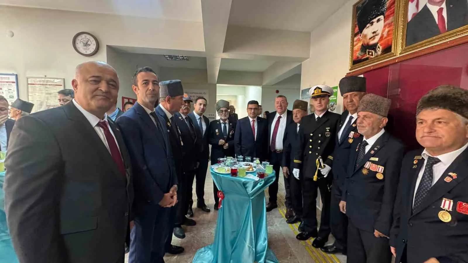 ZONGULDAK (İHA) - ZONGULDAK’IN ALAPLI İLÇESİNDE, 29 EKİM CUMHURİYET BAYRAMI’NIN 103. YIL DÖNÜMÜ DOLAYISIYLA DÜZENLENEN KUTLAMALAR, KAYMAKAMLIK BİNASINDAKİ TEBRİKAT TÖRENİYLE BAŞLADI. PROGRAM DAHA SONRA KAPALI SPOR SALONU’NDA DEVAM ETTİ.