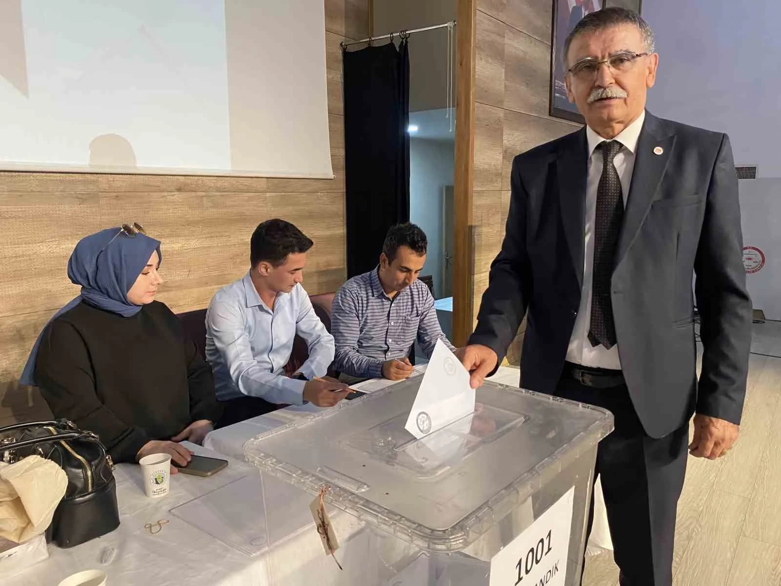 YENİ PARTİ ALAŞEHİR 1. OLAĞAN KONGRESİ GERÇEKLEŞTİRİLDİ. KONGREDE EMEKLİ ÖĞRETMEN MEHMET KAYACIK, YENİ PARTİ ALAŞEHİR İLÇE BAŞKANLIĞINA SEÇİLEREK PARTİNİN ALAŞEHİR'DEKİ İLK İLÇE BAŞKANI OLDU.